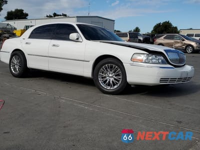 Czwarte zdjęcie samochodu z boku: 2010 LINCOLN TOWN CAR SIGNATURE LIMITED VIN:2LNBL8CV3AX751758 - miniatura