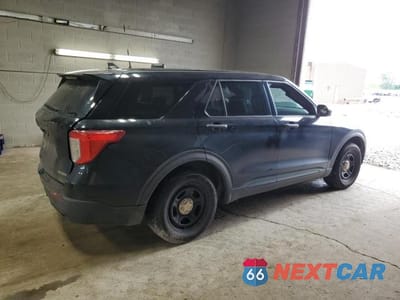 Trzecie zdjęcie samochodu z tyłu: 2021 FORD EXPLORER POLICE INTERCEPTOR VIN:1FM5K8ABXMGB24509 - miniatura