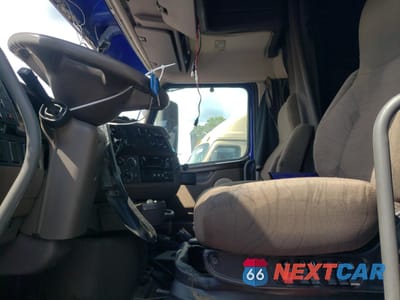 Piąte zdjęcie samochodu w środku: 2018 VOLVO VN VNL VIN:4V4NC9EH6JN998034 - miniatura