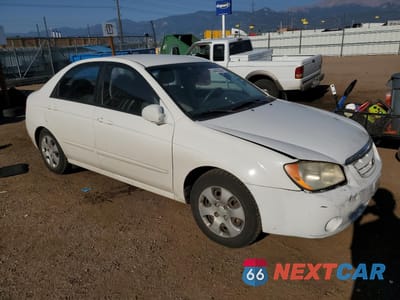 Czwarte zdjęcie samochodu z boku: 2006 KIA SPECTRA LX VIN:KNAFE121565367251 - miniatura