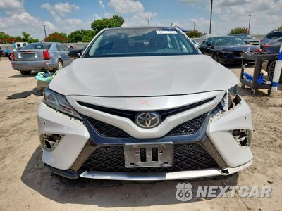 Piąte zdjęcie samochodu w środku: 2018 TOYOTA CAMRY XSE VIN:4T1B61HK0JU152434 - miniatura