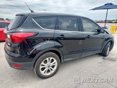 Trzecie zdjęcie samochodu z tyłu: 2019 FORD ESCAPE SE VIN:1FMCU0GD9KUC25275 - miniatura