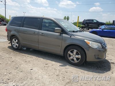 Czwarte zdjęcie samochodu z boku: 2010 VOLKSWAGEN ROUTAN SE VIN:2V4RW3D18AR295615 - miniatura