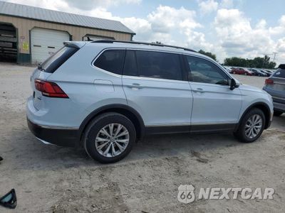 Trzecie zdjęcie samochodu z tyłu: 2018 VOLKSWAGEN TIGUAN SE VIN:3VV2B7AX7JM107215 - miniatura