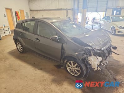 Czwarte zdjęcie samochodu z boku: 2016 TOYOTA PRIUS C FOUR VIN:JTDKDTB3XG1115859 - miniatura