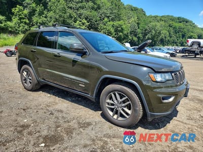 Czwarte zdjęcie samochodu z boku: 2017 JEEP GRAND CHEROKEE LAREDO VIN:1C4RJFAG1HC612415 - miniatura