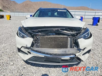 Piąte zdjęcie samochodu w środku: 2017 INFINITI QX30 PREMIUM VIN:SJKCH5CP8HA029034 - miniatura