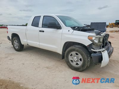 Czwarte zdjęcie samochodu z boku: 2018 TOYOTA TUNDRA SR VIN:5TFRM5F13JX131280 - miniatura