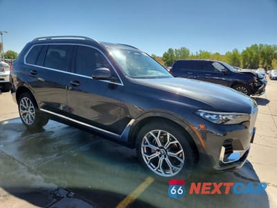 Czwarte zdjęcie samochodu z boku: 2022 BMW X7 XDRIVE40I VIN:5UXCW2C0XN9M94050 - miniatura