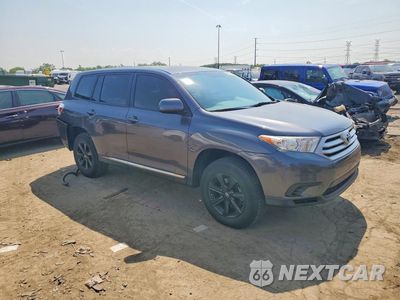 Czwarte zdjęcie samochodu z boku: 2013 TOYOTA HIGHLANDER BASE VIN:5TDBK3EH6DS276592 - miniatura