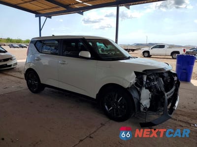 Czwarte zdjęcie samochodu z boku: 2021 KIA SOUL EX VIN:KNDJ33AU8M7762343 - miniatura