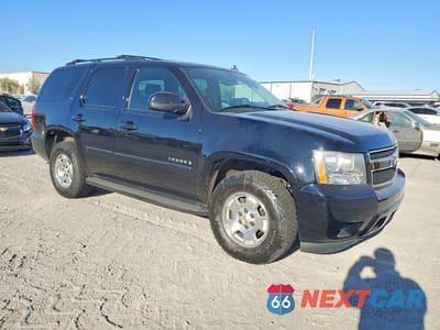 Czwarte zdjęcie samochodu z boku: 2008 CHEVROLET TAHOE C1500 VIN:1GNFC13088R209231 - miniatura