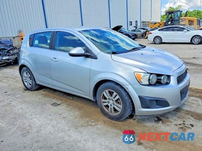 Czwarte zdjęcie samochodu z boku: 2013 CHEVROLET SONIC LT VIN:1G1JC6SHXD4215183 - miniatura
