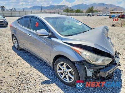Czwarte zdjęcie samochodu z boku: 2013 HYUNDAI ELANTRA GLS VIN:KMHDH4AE4DU972495 - miniatura