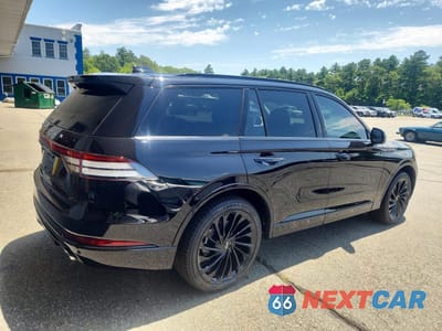 Trzecie zdjęcie samochodu z tyłu: 2026 LINCOLN AVIATOR RESERVE VIN:5LM5J7XC8TGL11255 - miniatura