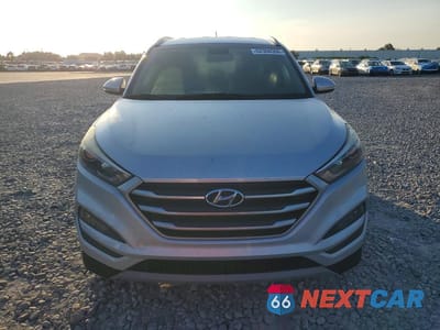 Piąte zdjęcie samochodu w środku: 2017 HYUNDAI TUCSON SPORT VIN:KM8J33A27HU550339 - miniatura