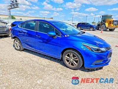 Czwarte zdjęcie samochodu z boku: 2018 CHEVROLET CRUZE LT VIN:1G1BE5SMXJ7182931 - miniatura