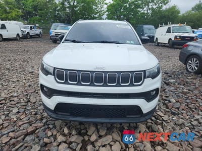Piąte zdjęcie samochodu w środku: 2022 JEEP COMPASS LATITUDE VIN:3C4NJDBB9NT235449 - miniatura