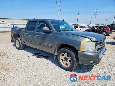 Czwarte zdjęcie samochodu z boku: 2011 CHEVROLET SILVERADO K1500 LT VIN:3GCPKSE30BG196155 - miniatura