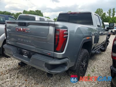 Trzecie zdjęcie samochodu z tyłu: 2024 GMC SIERRA K2500 AT4 VIN:1GT49PEY2RF182759 - miniatura