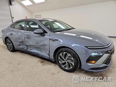 Czwarte zdjęcie samochodu z boku: 2026 HYUNDAI SONATA HYBRID BLUE VIN:KMHL24JJ2TA145444 - miniatura