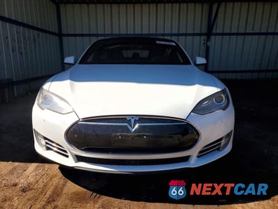 Piąte zdjęcie samochodu w środku: 2016 TESLA MODEL S VIN:5YJSA1E2XGF124696 - miniatura