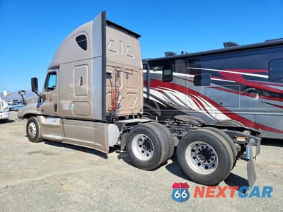 Drugie zdjęcie samochodu z przodu: 2015 FREIGHTLINER CASCADIA SEMI TRUCK VIN:3AKJGLD53FSBT5505 - miniatura