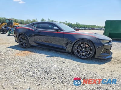 Czwarte zdjęcie samochodu z boku: 2019 CHEVROLET CAMARO ZL1 VIN:1G1FK1R65K0117747 - miniatura