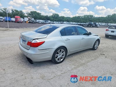 Trzecie zdjęcie samochodu z tyłu: 2011 HYUNDAI GENESIS 3.8L VIN:KMHGC4DE8BU138704 - miniatura