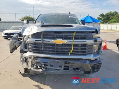 Piąte zdjęcie samochodu w środku: 2024 CHEVROLET SILVERADO K2500 CUSTOM VIN:2GC1YME75R1231388 - miniatura