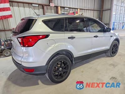 Trzecie zdjęcie samochodu z tyłu: 2019 FORD ESCAPE S VIN:1FMCU0F71KUA95861 - miniatura
