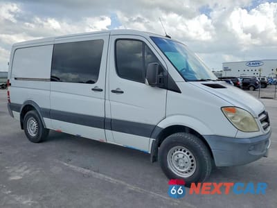 Czwarte zdjęcie samochodu z boku: 2012 MERCEDES-BENZ SPRINTER 2500 DELIVERY VAN VIN:WD3PE7CC8C5701059 - miniatura