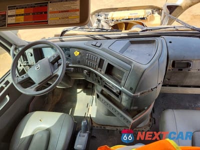 Zdjęcie 8 z 13 samochodu: 2022 VOLVO VHD DUMP TRUCK VIN:4V5KC9EH6NN303099 - miniatura
