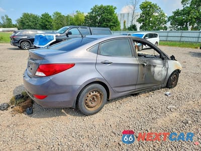 Trzecie zdjęcie samochodu z tyłu: 2015 HYUNDAI ACCENT GLS VIN:KMHCT4AE5FU811442 - miniatura
