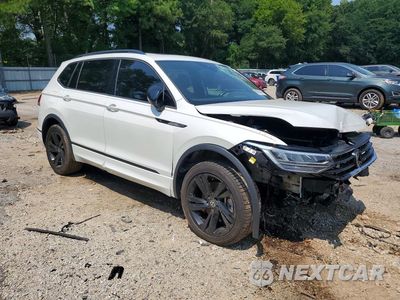 Czwarte zdjęcie samochodu z boku: 2023 VOLKSWAGEN TIGUAN SE R-LINE BLACK VIN:3VVCB7AX5PM010141 - miniatura