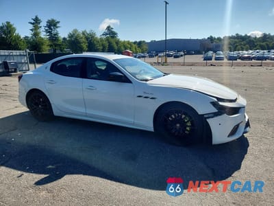 Czwarte zdjęcie samochodu z boku: 2022 MASERATI GHIBLI MODENA VIN:ZAM57YTM2NX386980 - miniatura