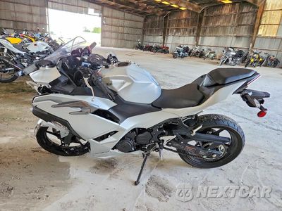 Trzecie zdjęcie samochodu z tyłu: 2025 KAWASAKI EX500 VIN:ML5EXGG13SDA71534 - miniatura