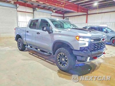 Czwarte zdjęcie samochodu z boku: 2024 CHEVROLET SILVERADO K1500 ZR2 VIN:3GCUDHEL2RG137828 - miniatura