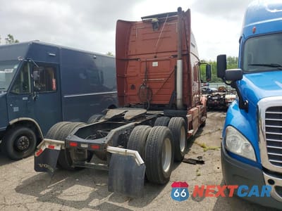 Trzecie zdjęcie samochodu z tyłu: 2013 VOLVO VNL SEMI TRUCK VIN:4V4NC9EG9DN560328 - miniatura