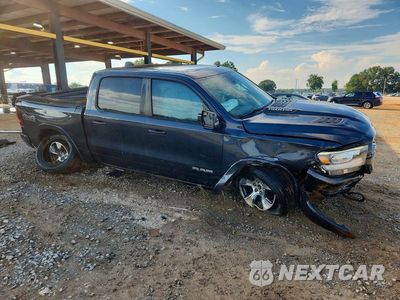 Czwarte zdjęcie samochodu z boku: 2019 RAM 1500 LARAMIE VIN:1C6SRFJT9KN726933 - miniatura