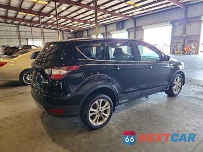 Trzecie zdjęcie samochodu z tyłu: 2017 FORD ESCAPE SE VIN:1FMCU0GD3HUE64894 - miniatura