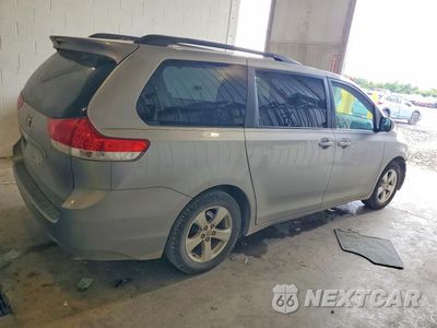 Trzecie zdjęcie samochodu z tyłu: 2013 TOYOTA SIENNA LE VIN:5TDKK3DC9DS335074 - miniatura