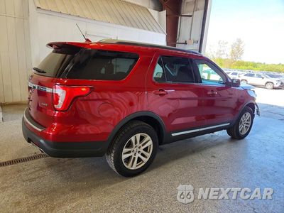 Trzecie zdjęcie samochodu z tyłu: 2018 FORD EXPLORER XLT VIN:1FM5K8D84JGB53466 - miniatura