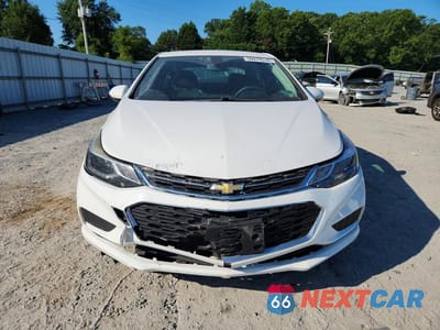 Piąte zdjęcie samochodu w środku: 2017 CHEVROLET CRUZE LT VIN:1G1BE5SM9H7170893 - miniatura
