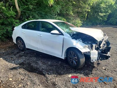Czwarte zdjęcie samochodu z boku: 2023 KIA FORTE LXS VIN:3KPF24AD8PE589006 - miniatura