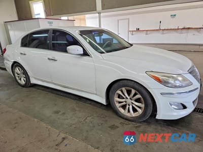 Czwarte zdjęcie samochodu z boku: 2013 HYUNDAI GENESIS 3.8L VIN:KMHGC4DDXDU242976 - miniatura