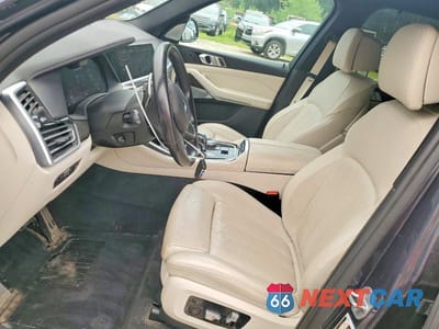 Zdjęcie 7 z 14 samochodu: 2021 BMW X5 M50I VIN:5UXJU4C02M9G00551 - miniatura