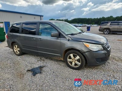 Czwarte zdjęcie samochodu z boku: 2010 VOLKSWAGEN ROUTAN SE VIN:2V4RW3D11AR295679 - miniatura
