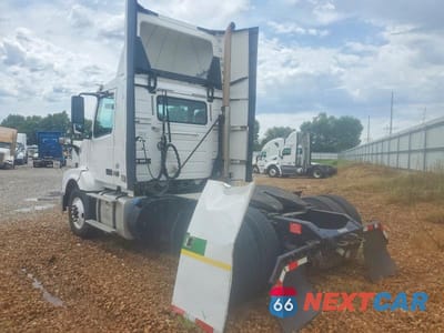 Trzecie zdjęcie samochodu z tyłu: 2018 VOLVO VNL SEMI TRUCK VIN:4V4N39TG8JN892761 - miniatura
