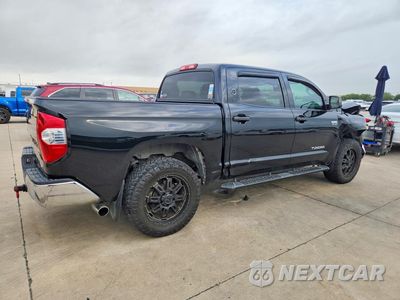 Trzecie zdjęcie samochodu z tyłu: 2018 TOYOTA TUNDRA CREWMAX SR5 VIN:5TFDW5F17JX691727 - miniatura